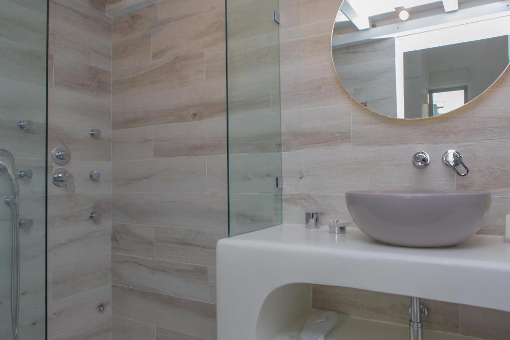 Koupelna v ubytování Naxos Riviera Suites