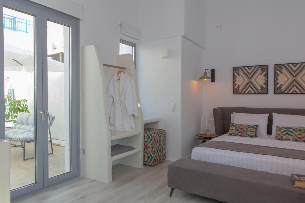 Postel nebo postele na pokoji v ubytování Naxos Riviera Suites