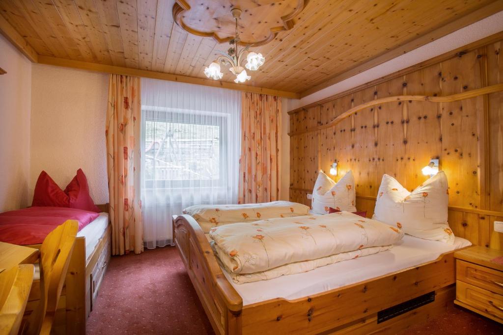 Postel nebo postele na pokoji v ubytování Pension Alpengruss