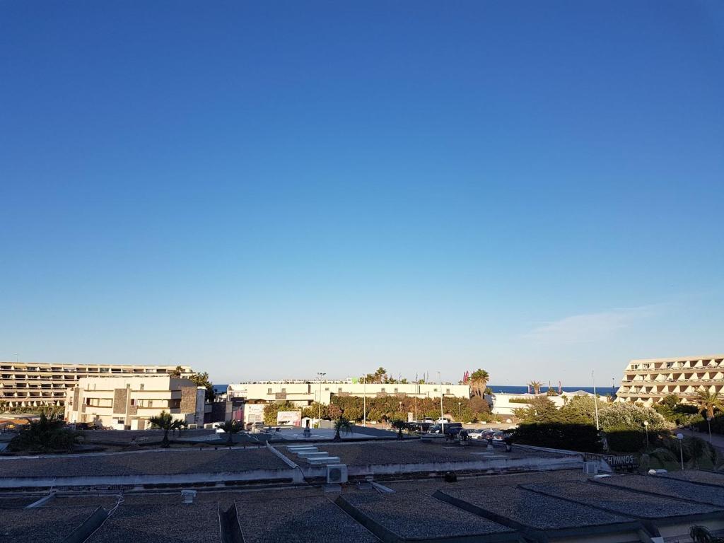 - une vue sur la ville avec ses bâtiments et l'océan dans l'établissement Heliopolis F39, au Cap d'Agde