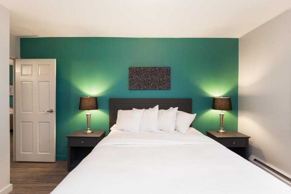 Cama ou camas em um quarto em LES Hotel & Suites