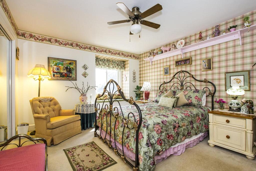 A bed or beds in a room at Matthews Manor Bed & Breakfast