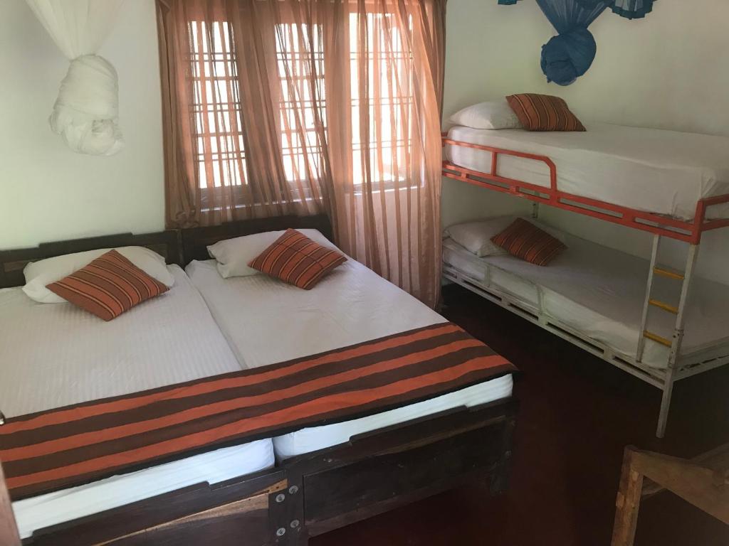 Postel nebo postele na pokoji v ubytování Sujatha Tourist Rest
