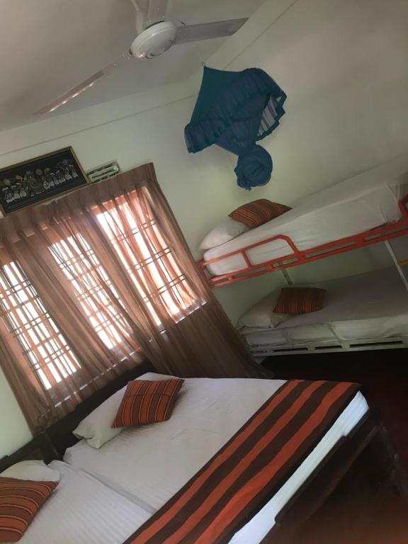Postel nebo postele na pokoji v ubytování Sujatha Tourist Rest