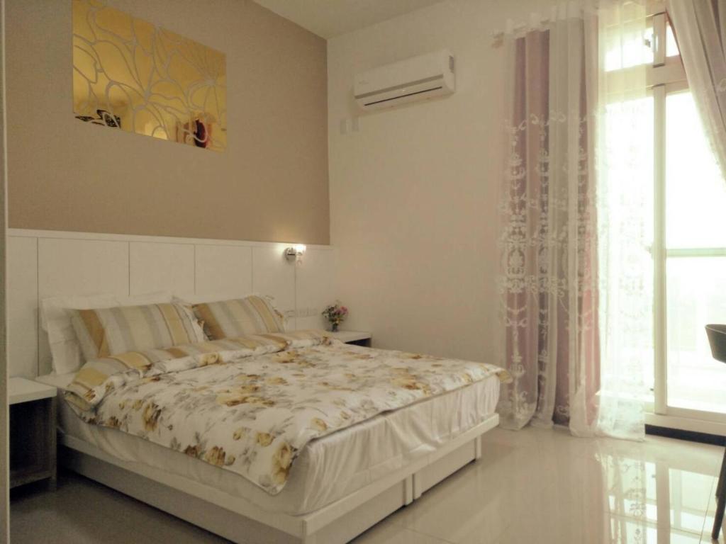 una camera con un grande letto in una stanza con finestra di Country House Homestay a Jinning