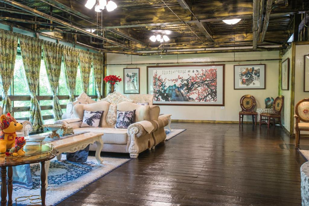 Posezení v ubytování Cedarwood Villa