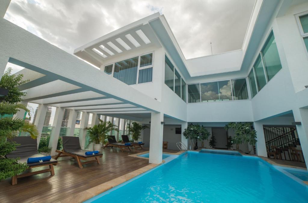Bazén v ubytování Phnom Penh Katari Hotel nebo v jeho okolí