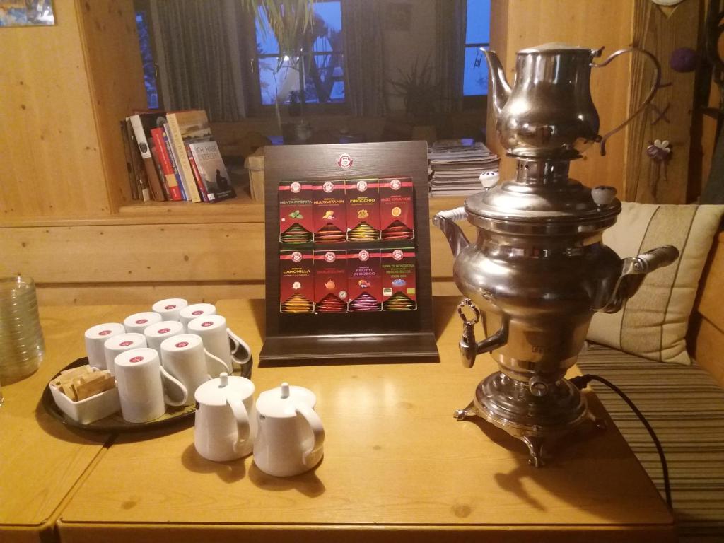 Příslušenství pro přípravu čaje a kávy v ubytování Gasthaus Furlhütte