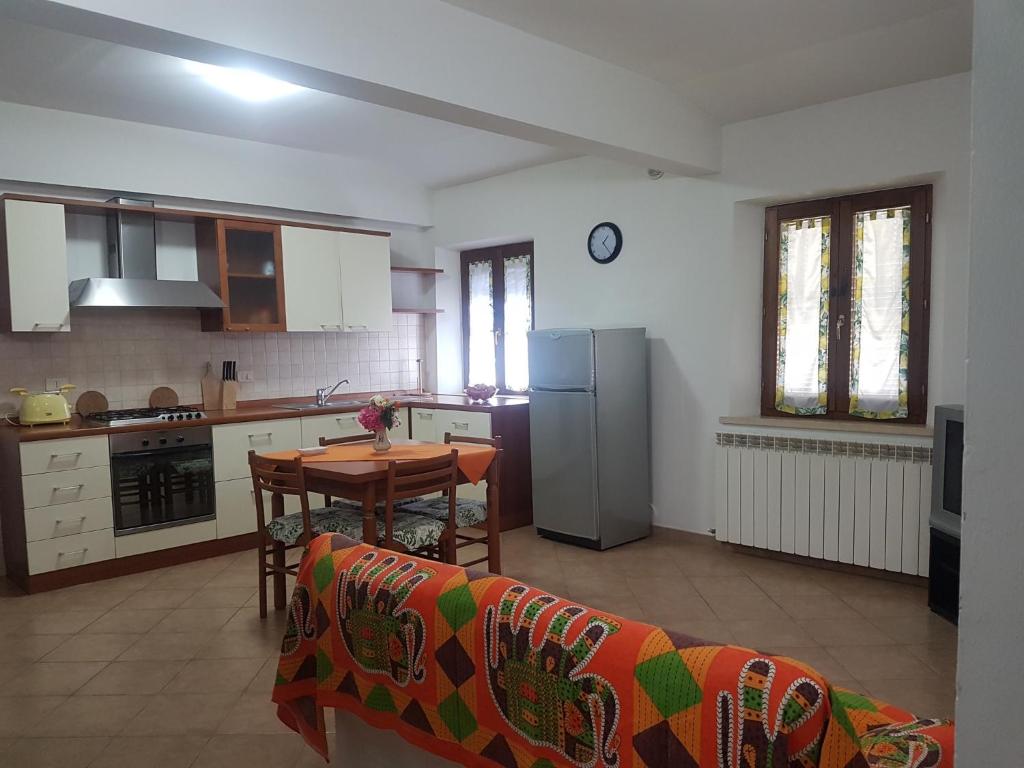 eine Küche mit einem Sofa und einem Tisch in einem Zimmer in der Unterkunft Alberese in Alberese