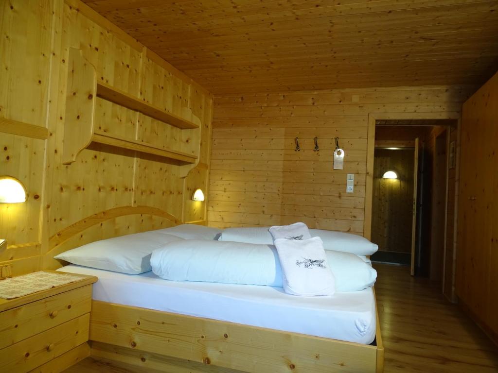 Posteľ alebo postele v izbe v ubytovaní Gasthof Geierwallihof