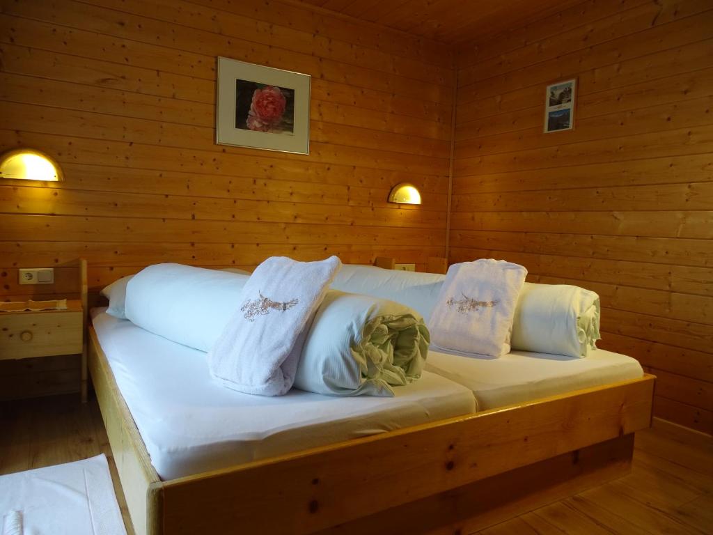 Posteľ alebo postele v izbe v ubytovaní Gasthof Geierwallihof