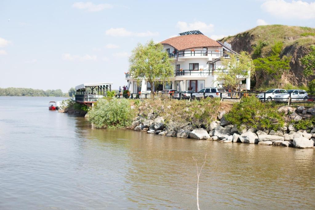 a house on the banks of a river at Stanca Dunarii in Nufăru