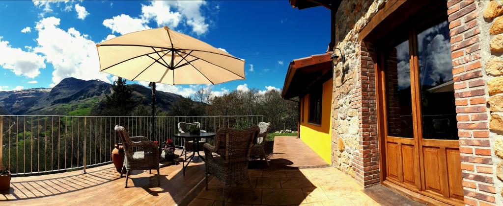 een patio met een tafel en een parasol bij La Casuca Nandin in Arredondo