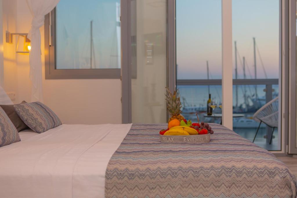 Postel nebo postele na pokoji v ubytování Naxos Riviera Suites