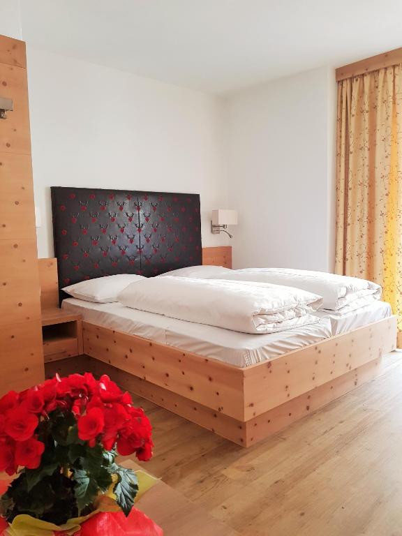 Letto o letti in una camera di Zur Brücke apartments and rooms - Your home in heart of South Tyrol, with Brixencard