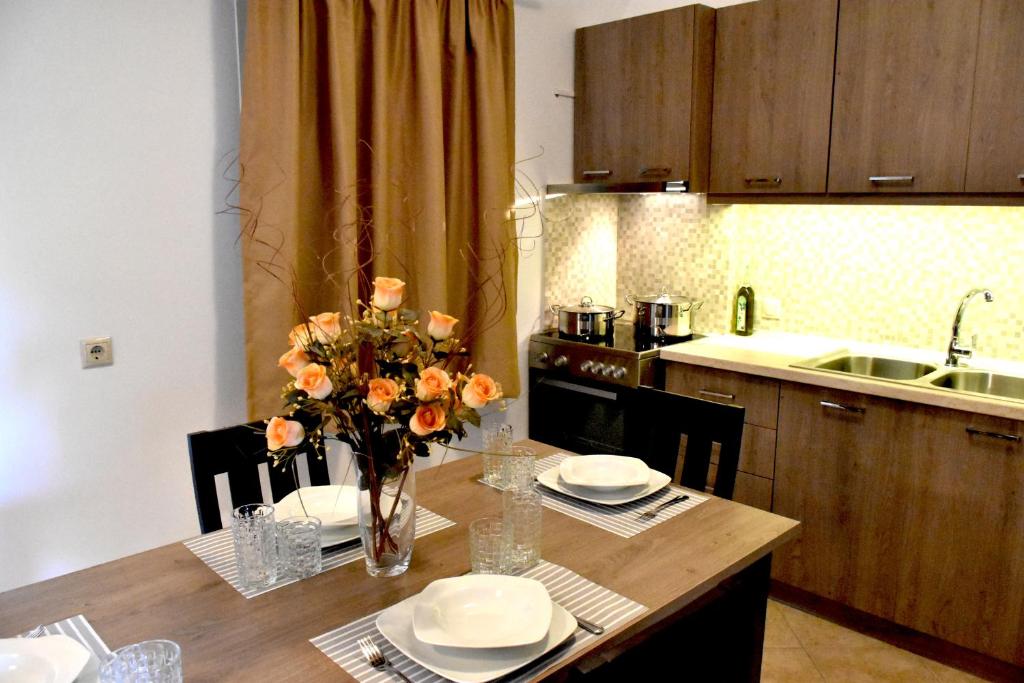 Kuchyň nebo kuchyňský kout v ubytování Mersina Apartments
