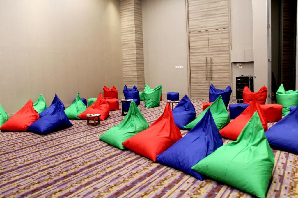 Postel nebo postele na pokoji v ubytování Ibis Styles Jakarta Mangga Dua Square
