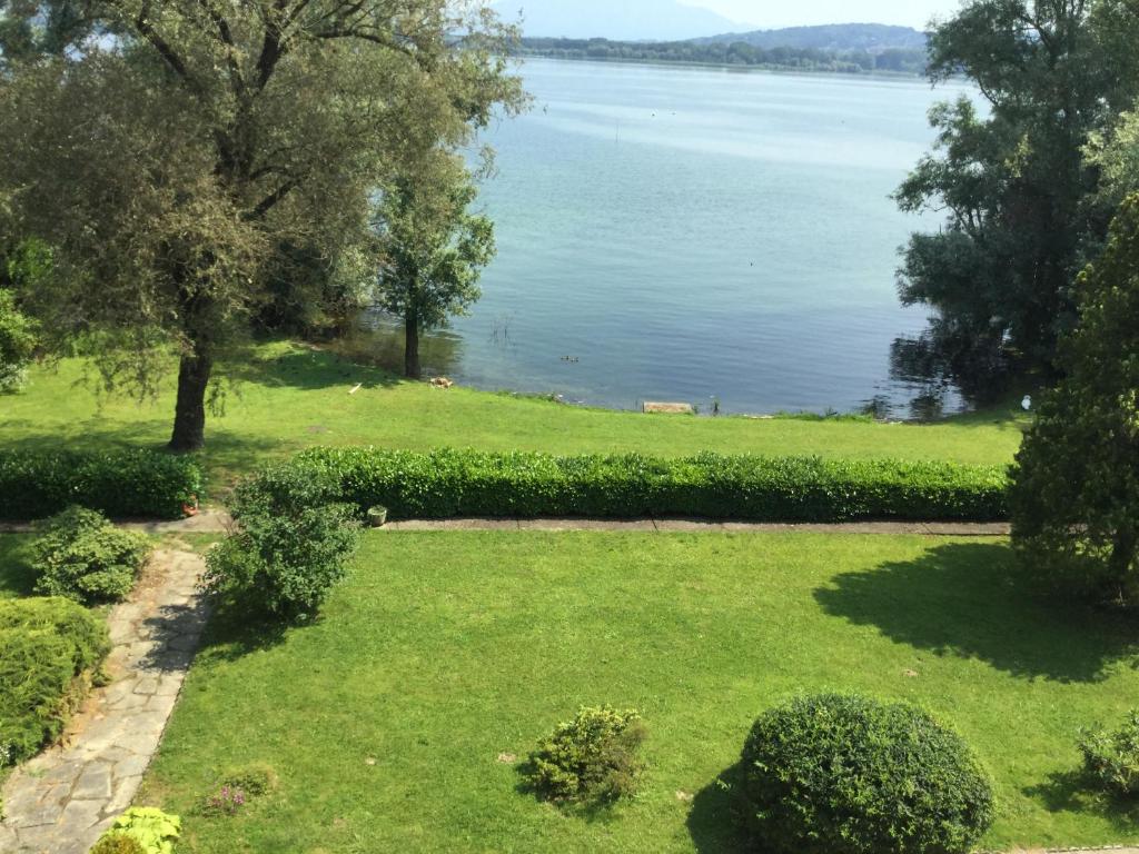 Una vista de un parque con vista al agua. en Casa Laura, en Dormelletto