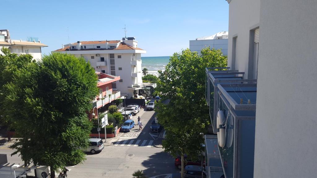 リッチョーネにあるHotel Le Vele - Fronte spiaggia Playa del Sol 108-109の木々や建物が並ぶ街並み