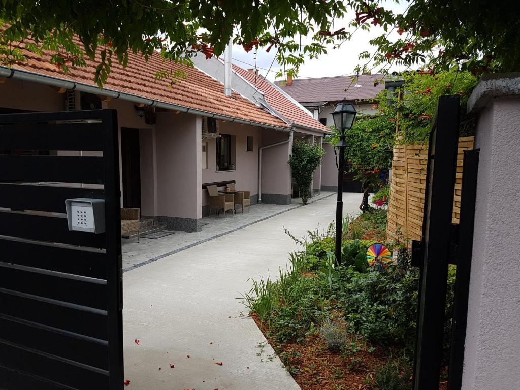 um edifício com uma placa na lateral de um passeio em NunaNina apartmani em Pozega