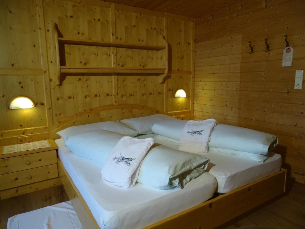 Posteľ alebo postele v izbe v ubytovaní Gasthof Geierwallihof