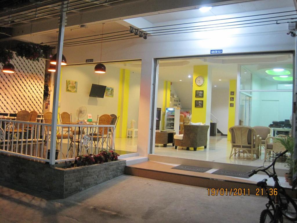 a store window with chairs and a dining room at BR-Guesthouse in Pattaya