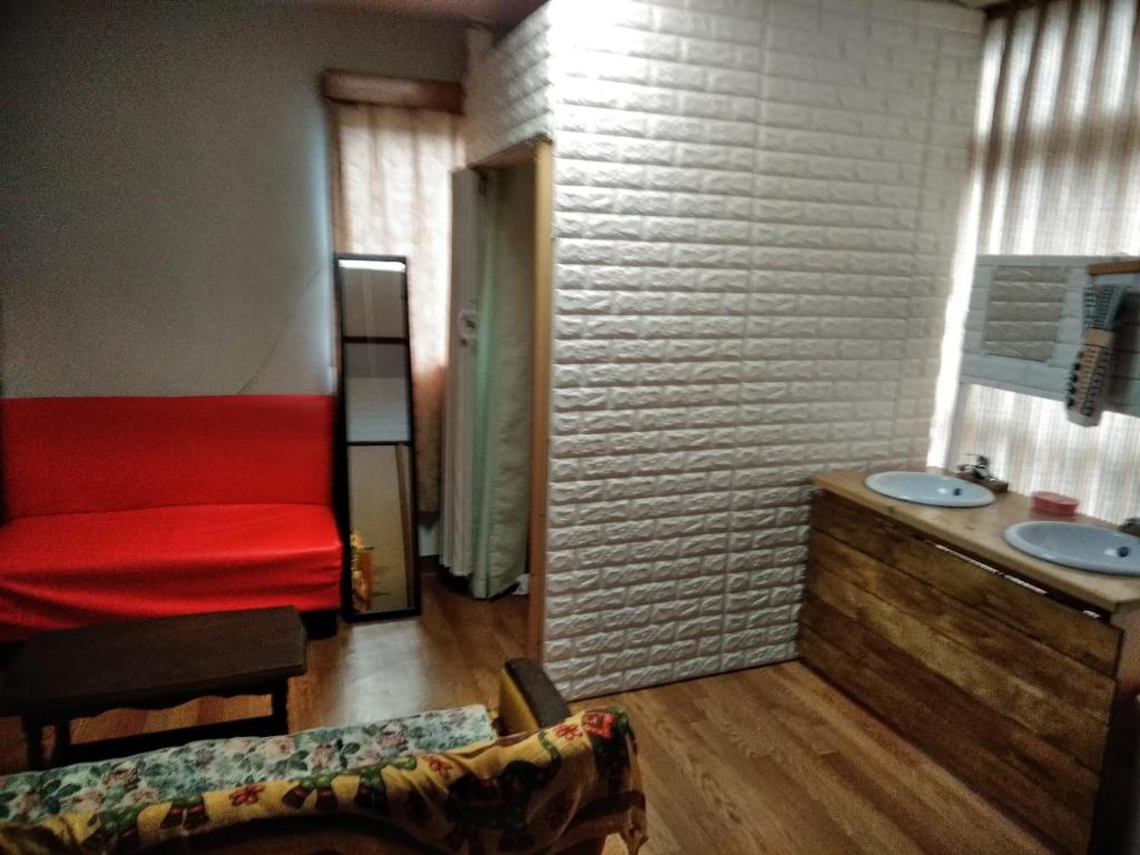 TV a/nebo společenská místnost v ubytování Travellersdou Kirinya