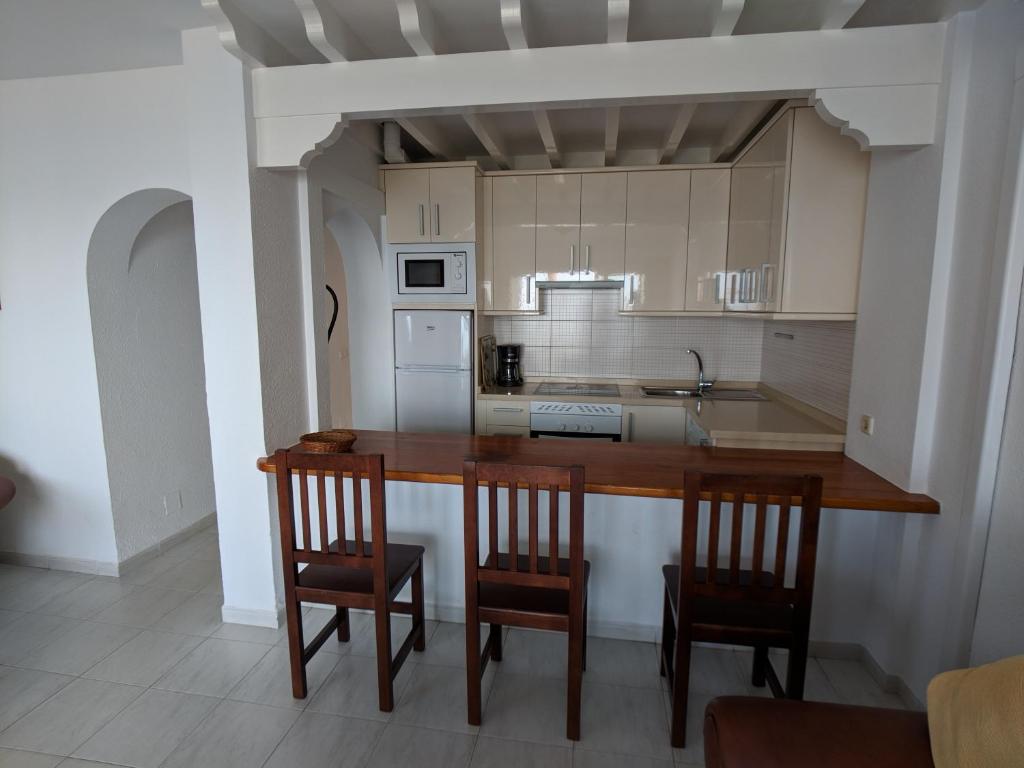 A kitchen or kitchenette at Apartamentos Perla Marina