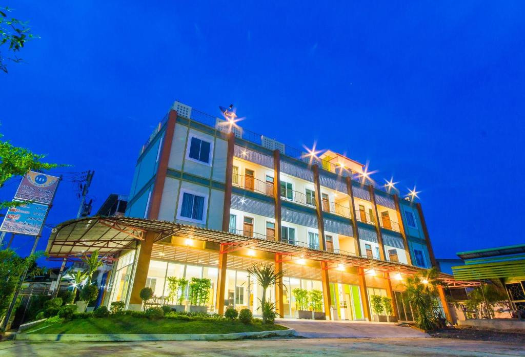 un edificio con estrellas encima de él por la noche en Ubon Best Place, en Ubon Ratchathani