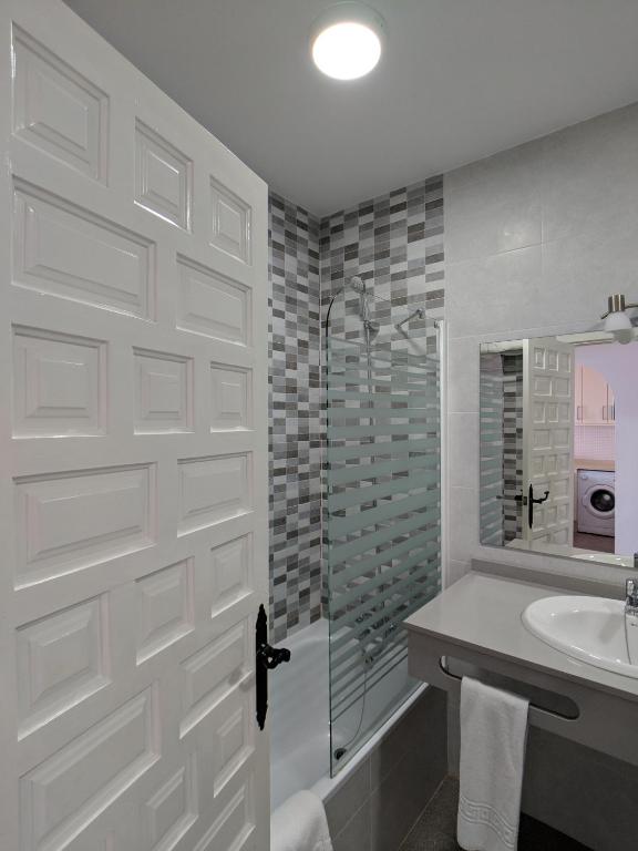A bathroom at Apartamentos Perla Marina