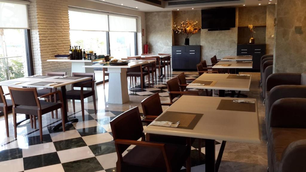 Reštaurácia alebo iné gastronomické zariadenie v ubytovaní Avent Verahotel