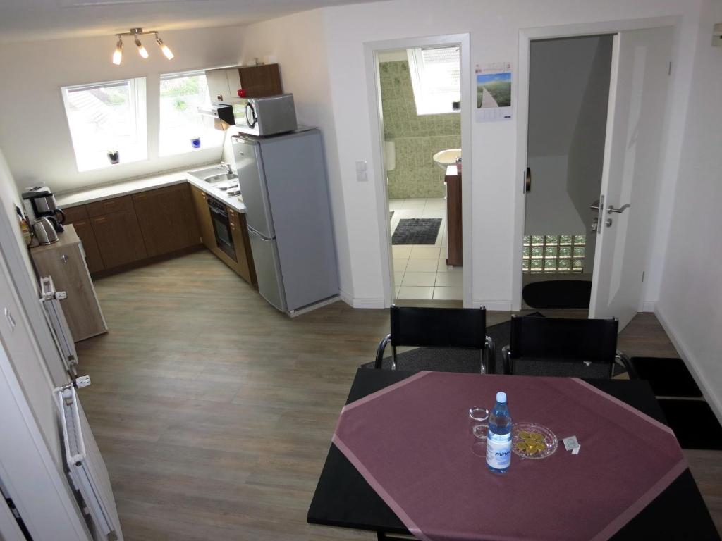 a kitchen and dining room with a table and chairs at Ferienwohnung Hamburg / Lüneburg in Scharmbeck