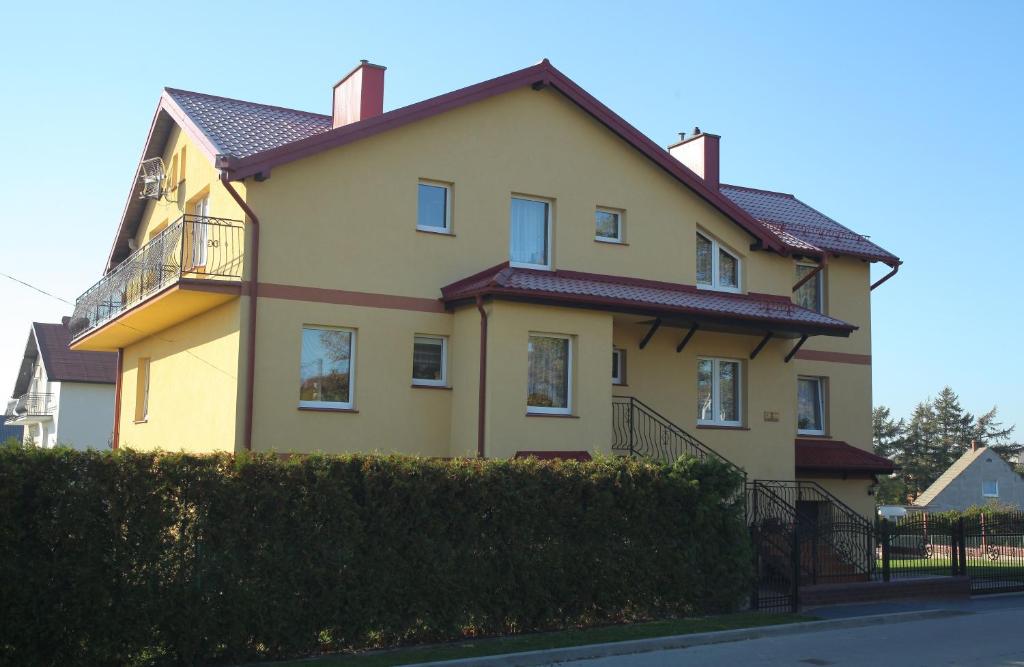 ヤストシェンビャ・グラにあるPokoje Goscinne Bartoszの黄色い家