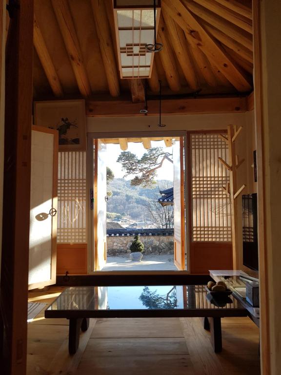 Habitación con mesa y ventana grande. en Jukheon Traditional House en Andong