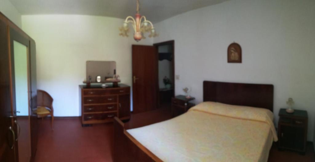 - une chambre avec un lit et une télévision sur une commode dans l'établissement Casa Vacanze da Peppa, à Grottazzolina