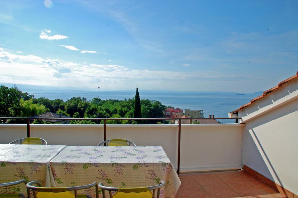balkon ze stołem i widokiem na ocean w obiekcie Apartments Miro w mieście Ičići