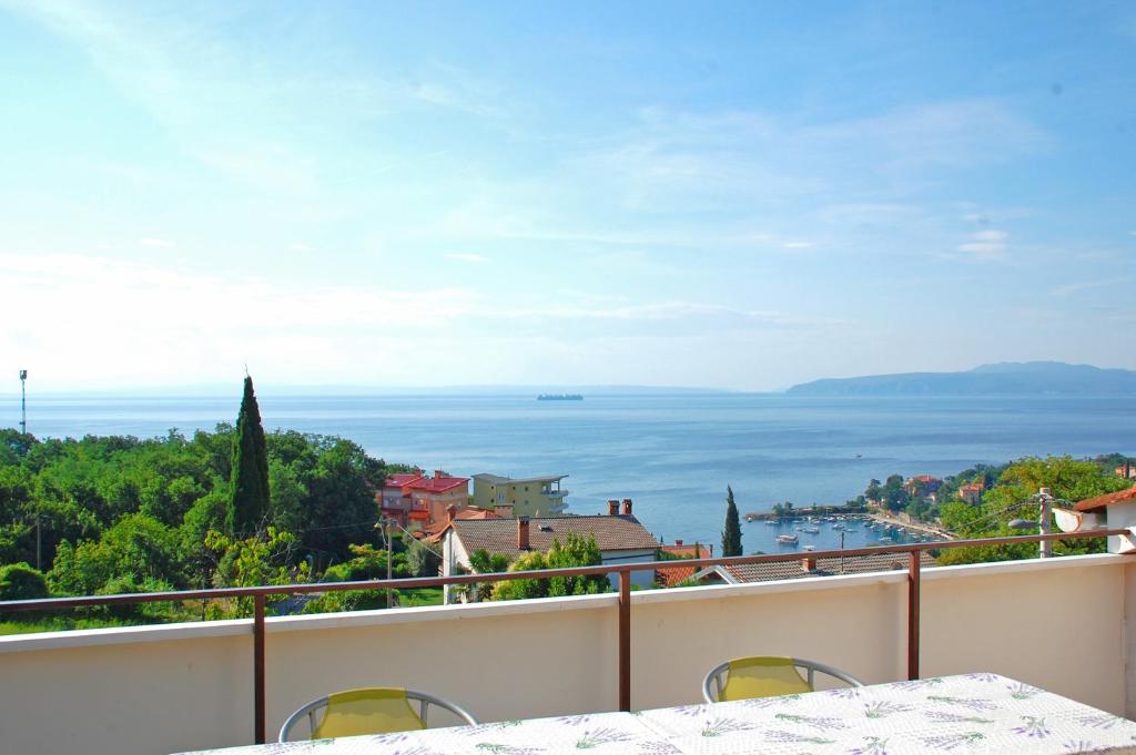 balkon z widokiem na ocean w obiekcie Apartments Miro w mieście Ičići