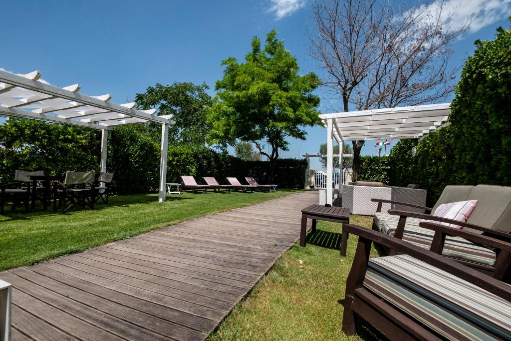 A garden outside Le Rose Suite Hotel
