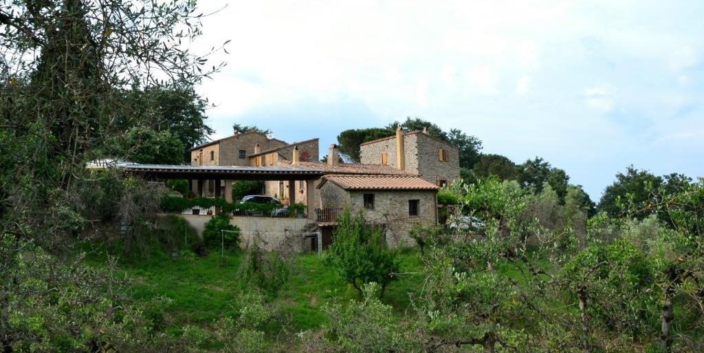 una vecchia casa in cima a una collina di Piccozzo agritour a Casciana Terme