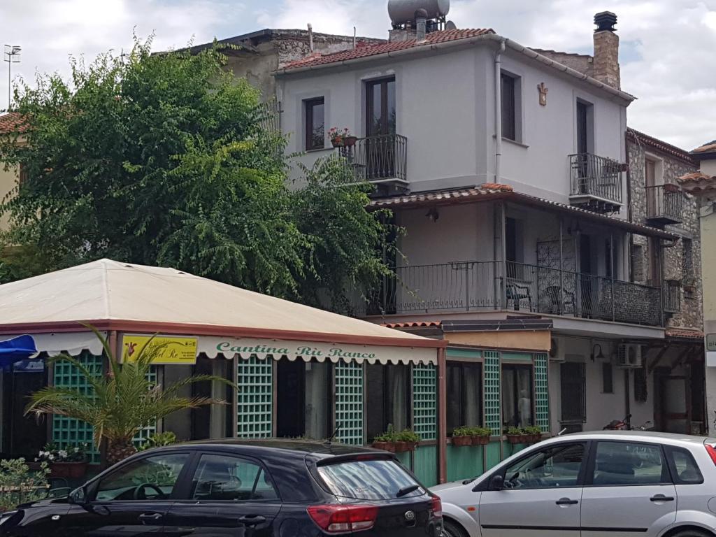 two cars parked in front of a building at Locanda Aria del Re in Sapri