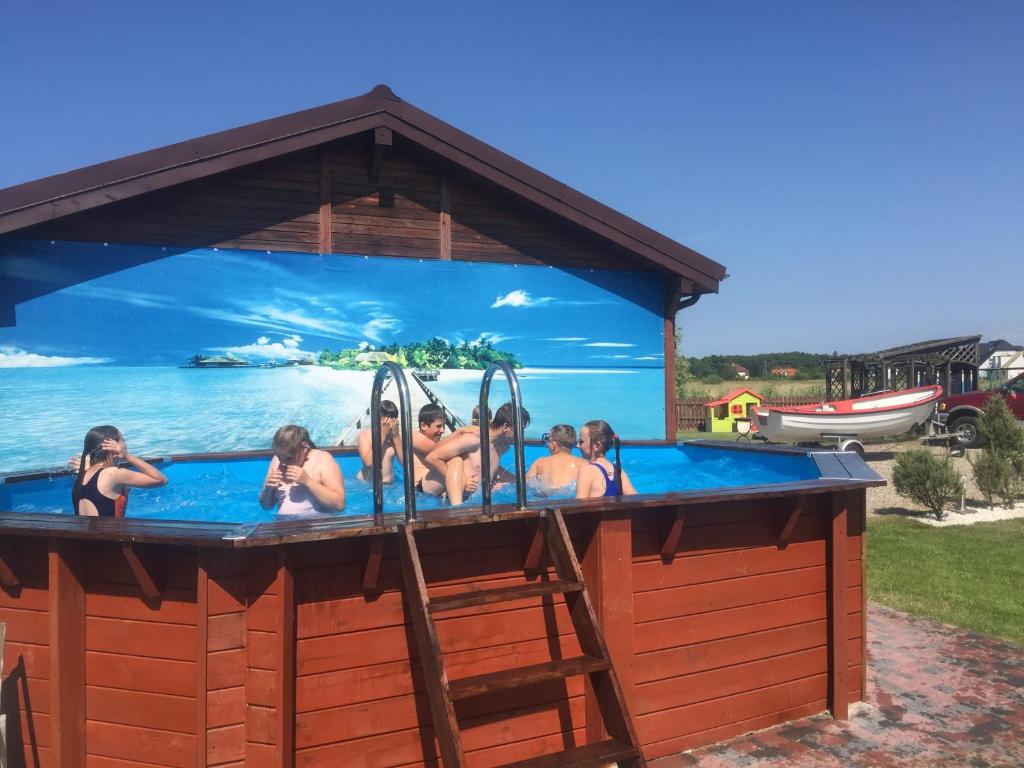 Bazén v ubytování Słoneczny Dom pokoje i apartament na wynajem nebo v jeho okolí