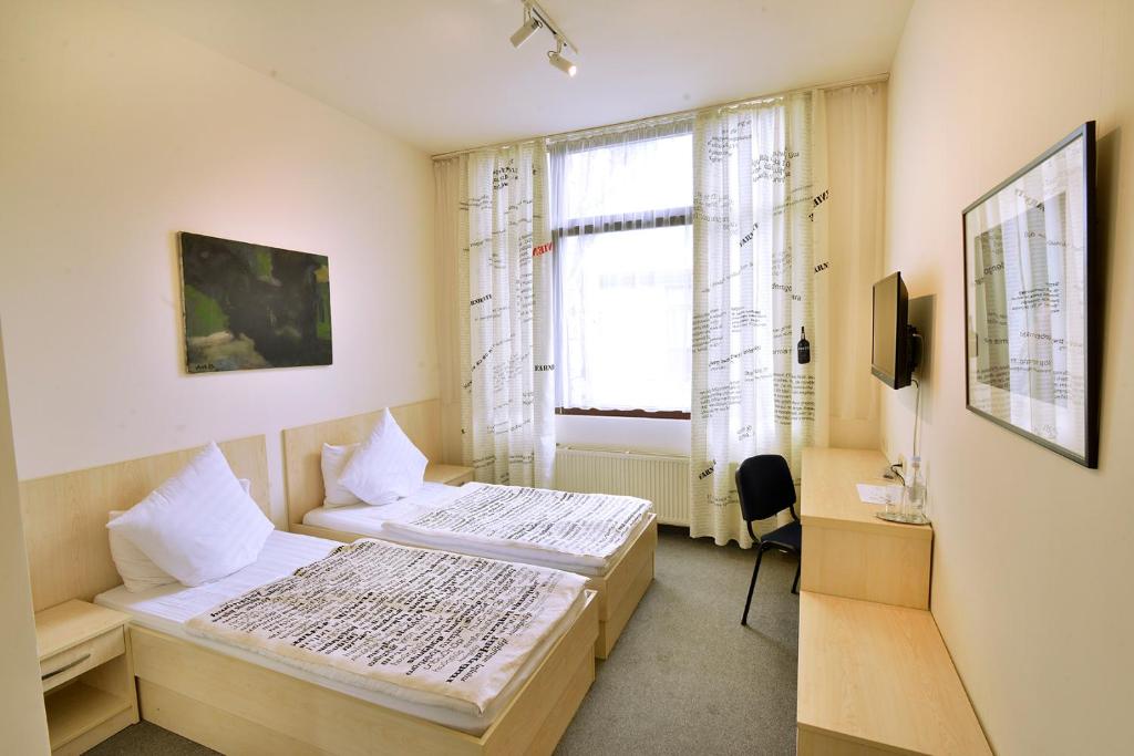 Postel nebo postele na pokoji v ubytování Berlin ART Hotel