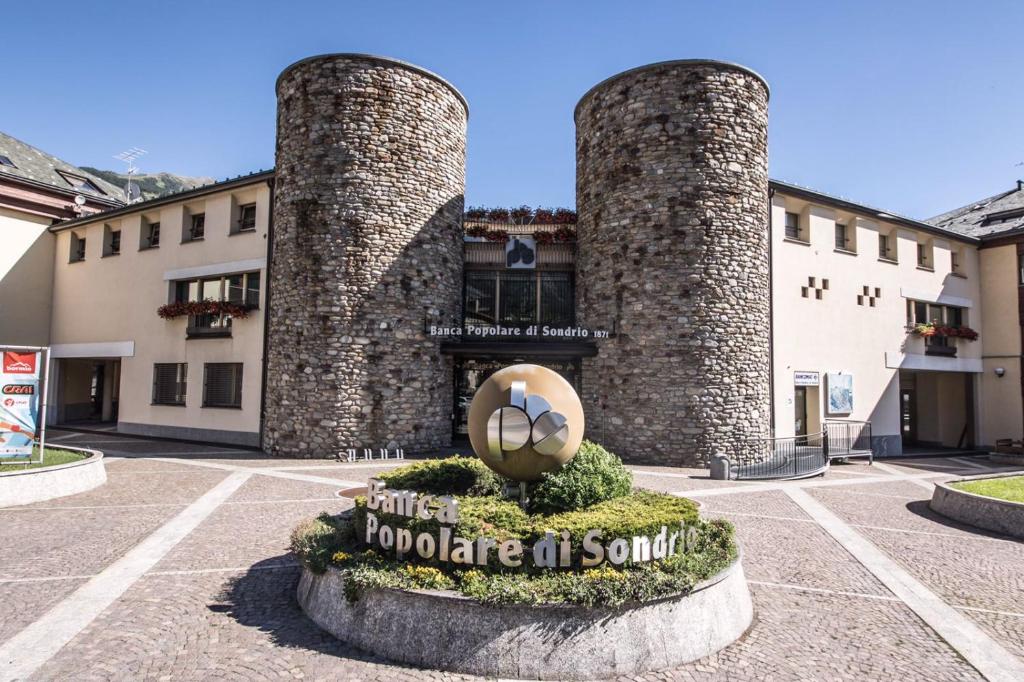 um edifício com duas torres altas em Appartamenti Pirovano Bormio em Bormio