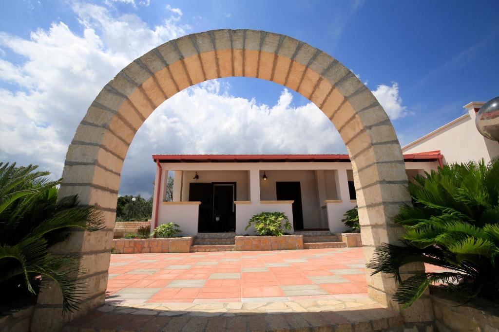 an archway in front of a building at B&B Hibiscus in Vieste