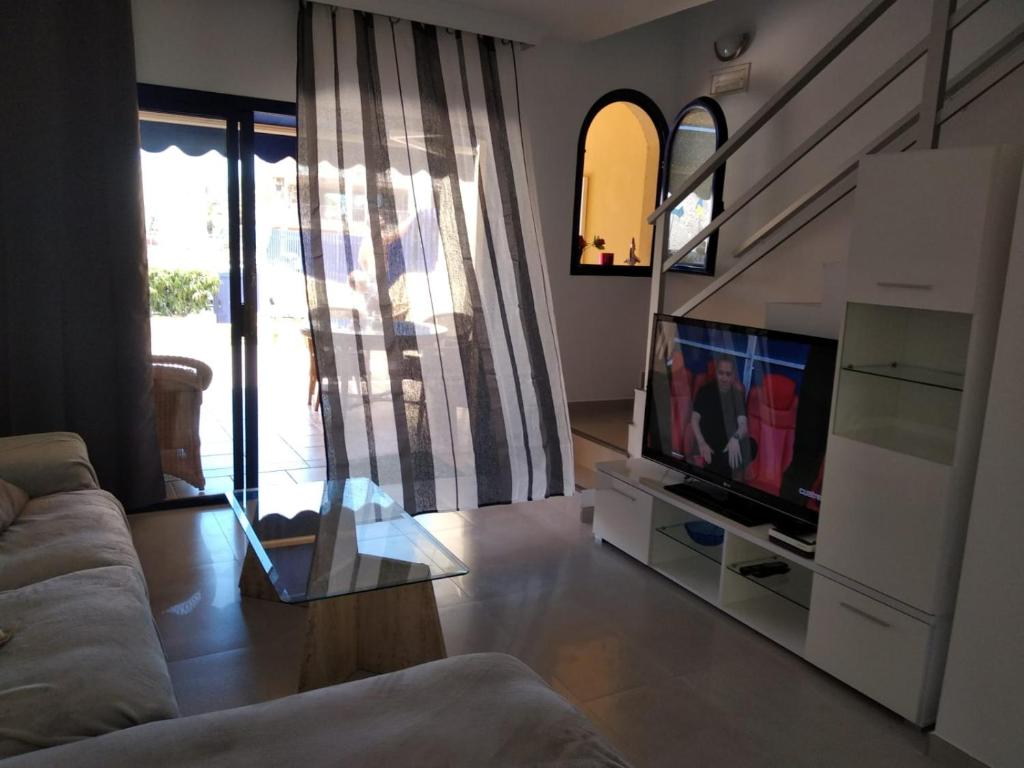 TV a/nebo společenská místnost v ubytování Bahía Meloneras 2