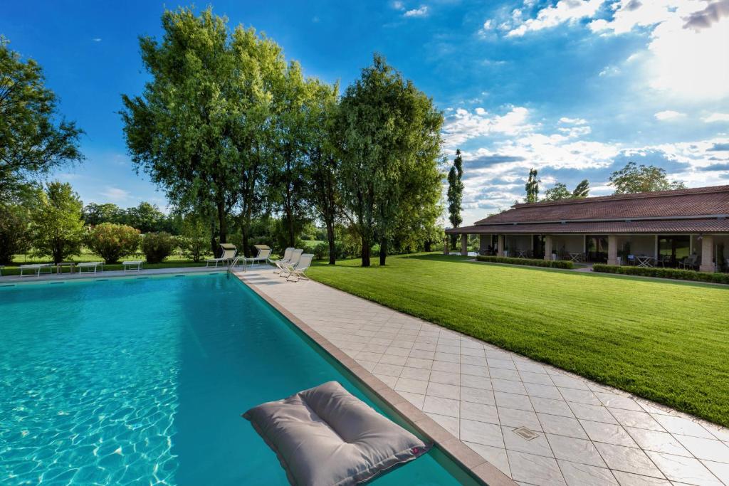 a swimming pool in the backyard of a house at Agriturismo Moscatello in Pozzolengo