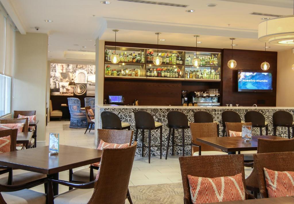 El lounge o bar de The Executive Hotel