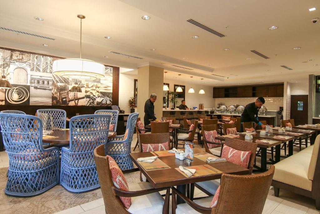 Un restaurante u otro lugar para comer en The Executive Hotel