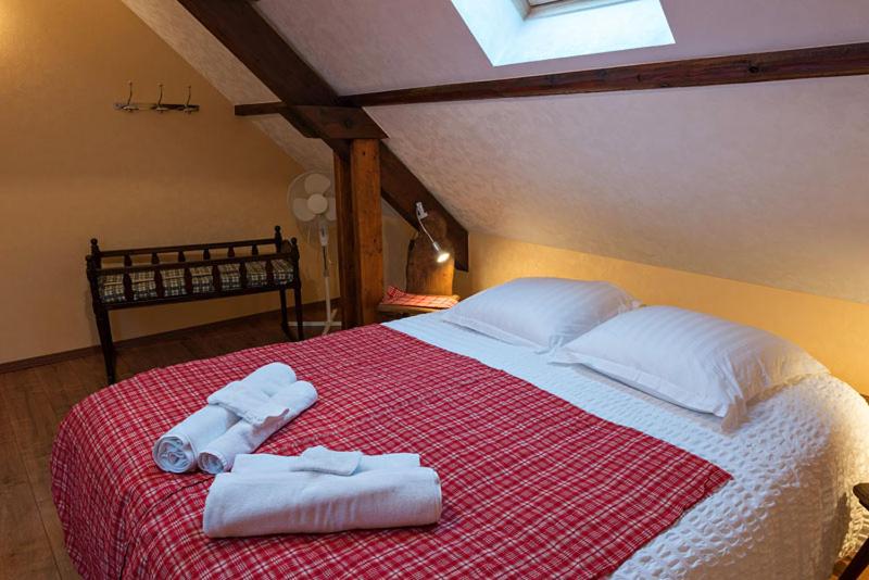 Postel nebo postele na pokoji v ubytování Au gre des chateaux