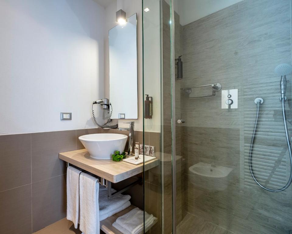 A bathroom at Le Rose Suite Hotel